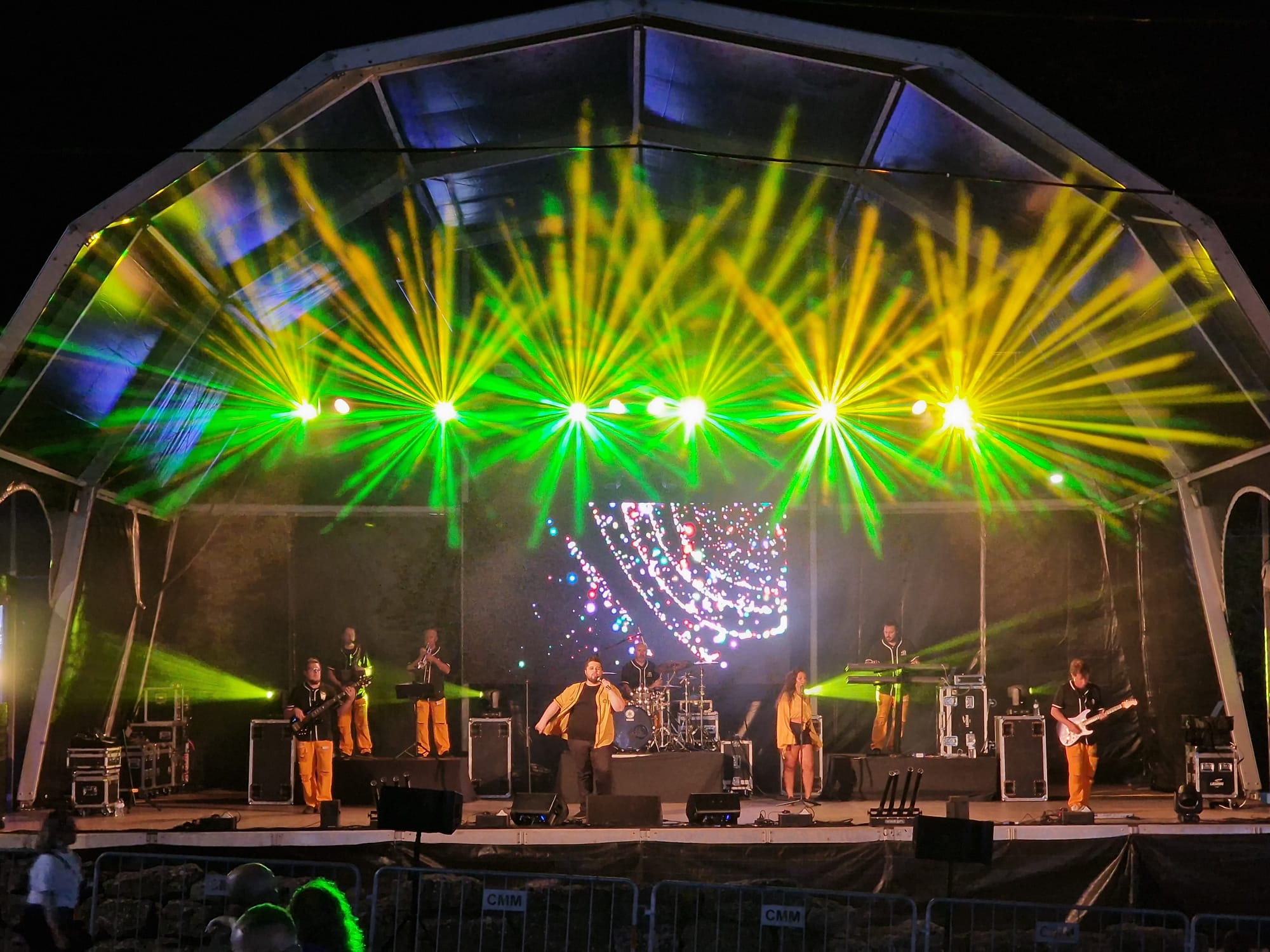 Concertos e espetáculos com som luz e vídeo profissional