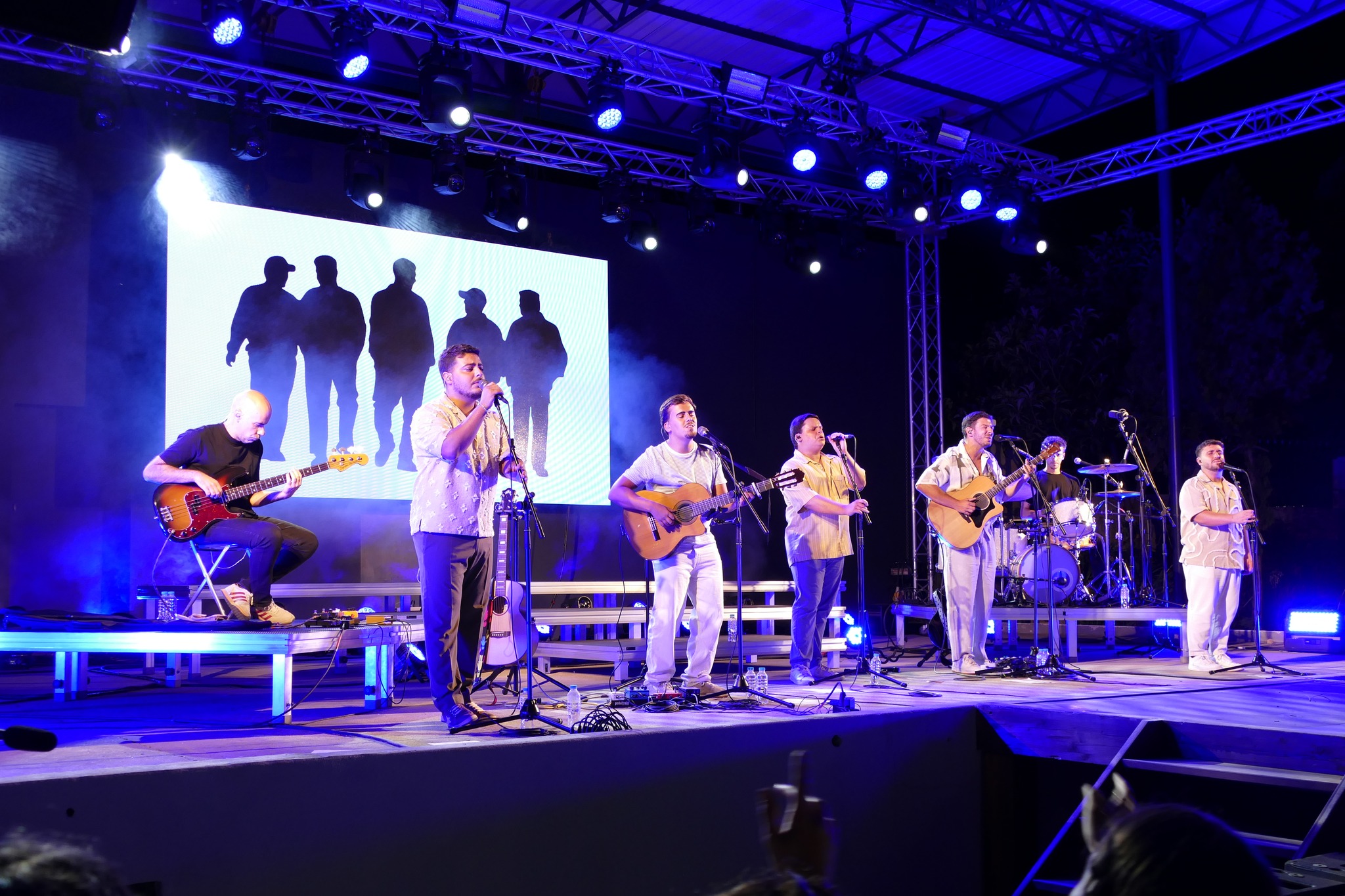 Evento ao vivo com palco, som e iluminação