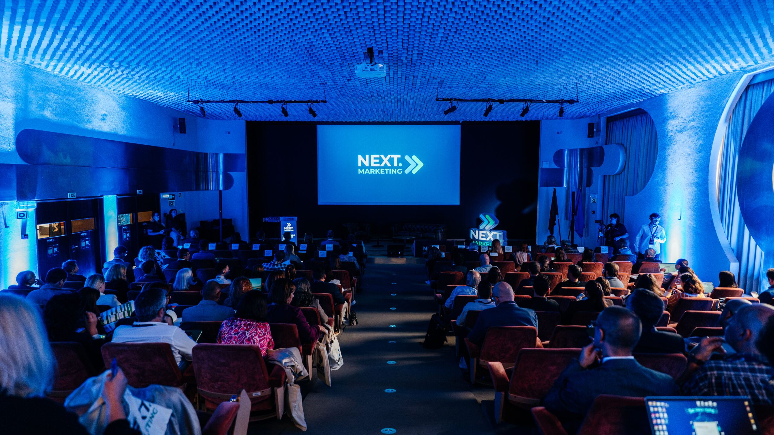 Evento profissional com iluminação e audiovisual